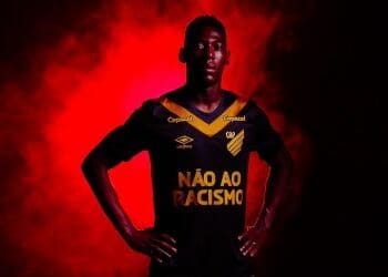 Athletico irá usar preto em tributo ao ex-jogador do Vasco, Léo, que foi alvo de ofensas raciais.