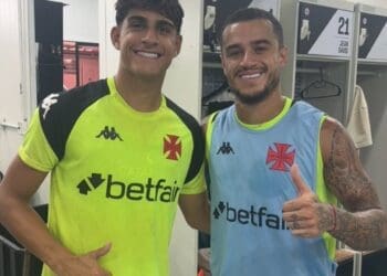 Diego Minete, com apenas 16 anos, participou de um treino com os profissionais nesta terça-feira.