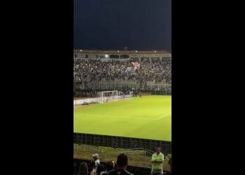 Assista ao vídeo da entrada dos atletas do Vasco no campo de São Januário.