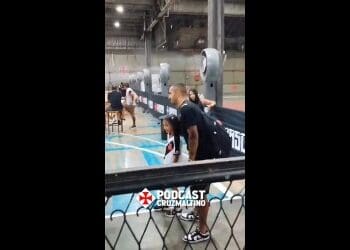 Herói da vitória contra o Maricá, Paulo Henrique recebeu torcedores ao deixar o vestiário.