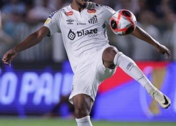 Especulado no Vasco, Lucas Braga fecha contrato com o Vitória