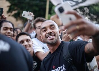 Veja imagens dos atletas do Vasco interagindo com os torcedores capixabas.