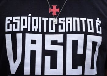 Delegação vascaína exibiu camiseta com a frase ‘Espírito Santo é Vasco’; confira a imagem.