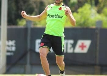 Vasco busca a contratação definitiva de De Lucca, mas também considera a possibilidade de um novo empréstimo.