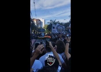 Confira mais um vídeo que captura a calorosa recepção da torcida capixaba à equipe do Vasco.