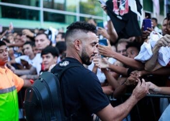 Torcida capixaba acolheu a delegação do Vasco com uma celebração exuberante.
