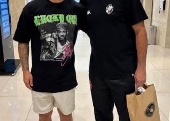 Ex-jogador do Vasco, Bernardo compartilhou uma foto com Carille em um hotel no Espírito Santo.