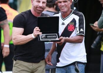 Geovani recebe a placa das mãos de Pedrinho: ‘Um dos nossos principais vínculos com o Espírito Santo’