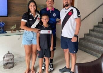 Ex-Vasco, Bernardo se encontra com um jovem torcedor do Espírito Santo que recebeu seu nome em homenagem a ele