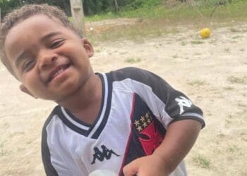 Eguinaldo compartilha imagem do seu filho usando camisa do Vasco; confira