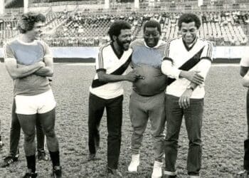 Veja a imagem de Dinamite, Martinho da Vila, Pai Santana e Paulinho da Viola em São Januário no ano de 1982.