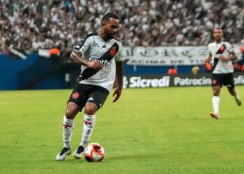 Alex Teixeira enfrenta críticas da torcida e pode ficar fora do time titular contra o Fluminense; confira as alternativas de Carille.