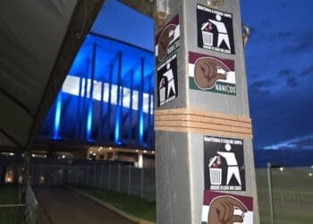 Torcedores do Vasco colocam adesivos em provocação ao Fluminense, Flamengo e Corinthians no Mané Garrincha; veja as imagens.