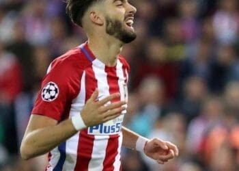 Vasco investiga a possibilidade de contratar o ponta belga Yannick Carrasco, que atualmente atua pelo Al Shabab; o Flamengo também demonstra interesse no atleta.