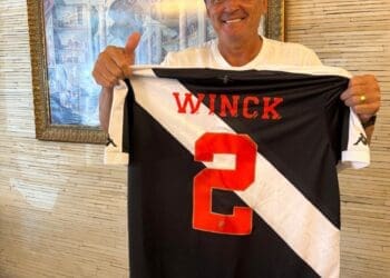 Luís Carlos Winck é agraciado com uma camisa personalizada do Vasco
