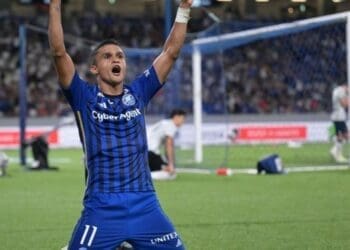 Vasco demonstra interesse no atacante Erik, que já defendeu as camisetas do Palmeiras e do Botafogo, e atualmente joga no Japão.