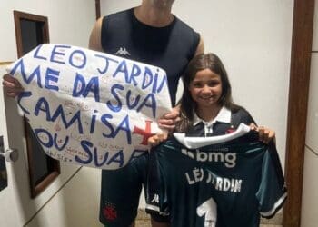 Léo Jardim se emociona ao encontrar uma garotinha vascaína com uma doença rara e a presenteia com uma camisa; assista ao vídeo