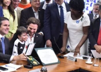 De camisa do Vasco, Gui foi agraciado com a Medalha do Mérito Legislativo em Brasília, a principal honraria da Câmara dos Deputados.