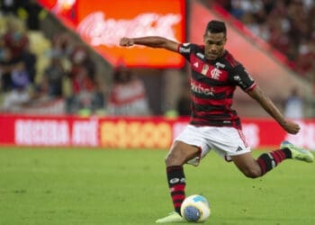 Flamengo estará sem o lateral-esquerdo Alex Sandro no clássico contra o Vasco, que acontecerá no próximo sábado.