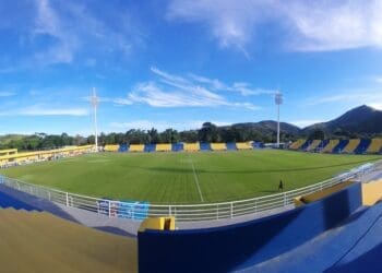 Veja imagens do gramado do Louviral Gomes algumas horas antes da partida entre Sampaio Corrêa e Vasco.