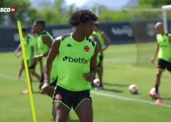 Vídeo recente revela GB treinando sem restrições no CT Moacyr Barbosa; clube turco justificou a não contratação do atacante do Vasco com uma suposta lesão.