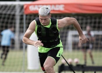 Capasso compartilha uma foto durante o treino e comenta: ‘Partiu mais uma vez…’