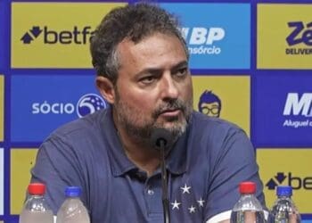 Dirigente do Cruzeiro, Alexandre Mattos evita desmentir e muda de assunto sobre João Victor