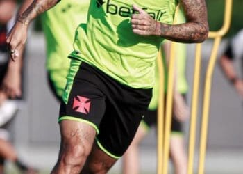 Philippe Coutinho participou normalmente dos treinos nesta quinta-feira e não deve ser um impedimento para o clássico contra o Flamengo.