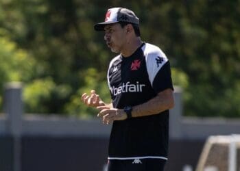 Jair apresenta desconforto muscular e não participará do clássico contra o Flamengo; veja a lista dos convocados.