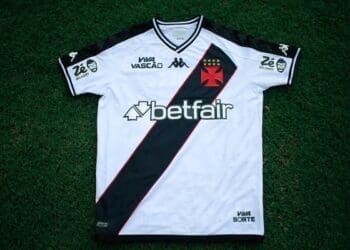 Vasco usará a camisa branca em sua partida contra o Flamengo.