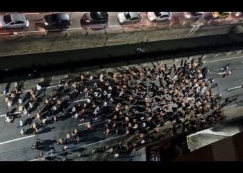 Assista ao vídeo que mostra a chegada da torcida organizada do Vasco ao Maracanã.