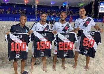 Beach Soccer: Benjamin Jr., Luquinhas, Rafinha e Josep Jr. foram homenageados com camisas comemorativas em reconhecimento às suas participações nos jogos pelo Vasco.