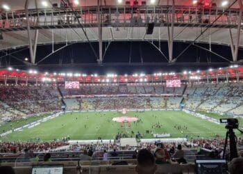 Jogadores do Flamengo e do Vasco realizam aquecimento no campo do Maracanã.