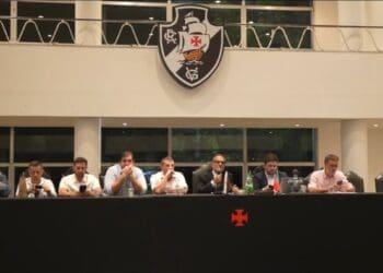 ‘Agentes políticos’ no Vasco estariam tentando obstruir a venda da SAF; diretoria do clube refuta as acusações.