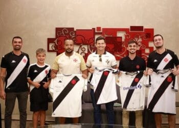 Sócios do Vasco do Espírito Santo têm a oportunidade de se encontrar com o elenco; confira as fotos.