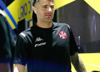 Vasco compartilha imagens da chegada da equipe ao Kleber Andrade; confira