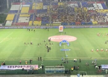 Jogadores do União-MT e Vasco realizam aquecimento no Kleber Andrade; confira a imagem.