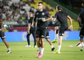 Vasco compartilha imagens do aquecimento dos atletas no Kleber Andrade