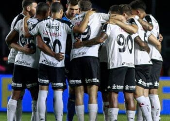 Na retomada do intervalo, Tchê Tchê substitui Mateus Carvalho.