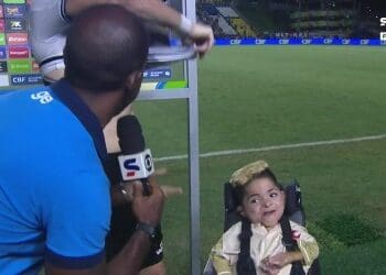 Vegetti presenteou o jovem torcedor vascaíno Gabriel com uma camisa; assista ao vídeo.