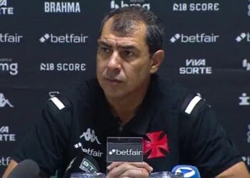 Fábio Carille divulga que solicitou tranquilidade aos atletas do Vasco durante o intervalo.