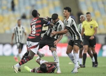 TJD aplica punição de 2 jogos a Alexander Barboza e Alex Telles, do Botafogo, que ficarão de fora do confronto contra o Vasco.