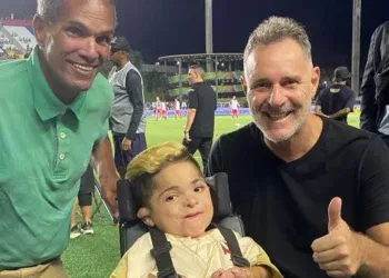 Pequeno vascaíno Gabriel Fontes tocou o coração de Vegetti após a conquista na Copa do Brasil em Cariacica.