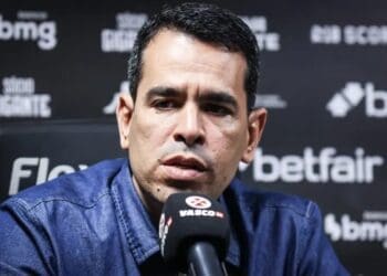 Vasco busca a contratação de um defensor para a lateral direita.