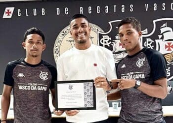 Léo Matos compartilhou suas vivências no futebol com os estudantes do Colégio Vasco da Gama durante o projeto ’10 e Faixa’.