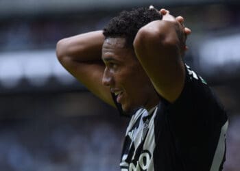 Paulo Bracks anuncia negociação para o empréstimo de Brahian Palacios ao Vasco e refuta interesse em João Victor.