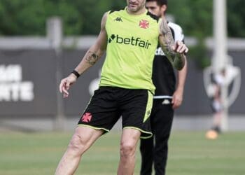 Vasco compartilha imagens do treino desta sexta-feira no campo do CT Moacyr Barbosa; confira