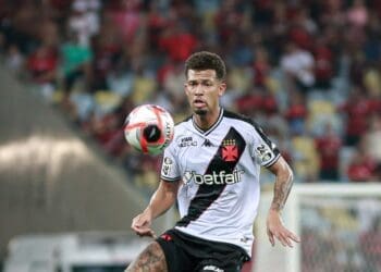 Vasco solicita 4 milhões de euros por 80% dos direitos de João Victor e exige que o Atlético-MG fique responsável por uma dívida com o Benfica.