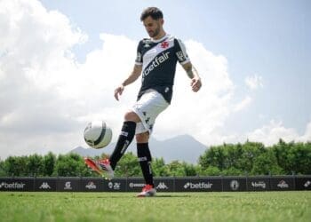 Confira imagens de Benjamín Garré vestindo a camisa do Vasco no CT Moacyr Barbosa.