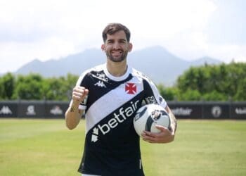 Foto de Garré vestindo camisa do Vasco exibe novo patrocinador no ombro: Motochefe